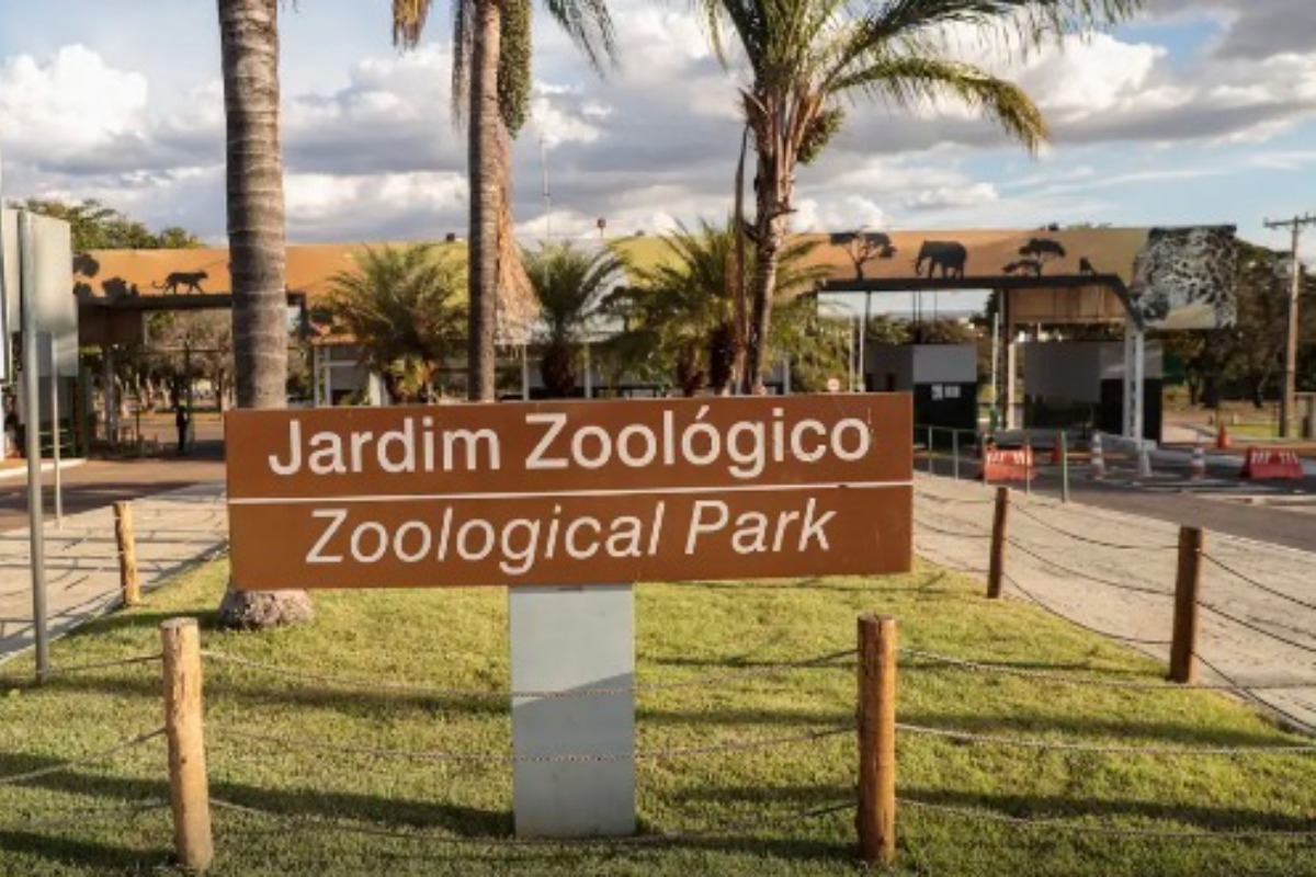 Foto colorida placa Jardim Zoológico