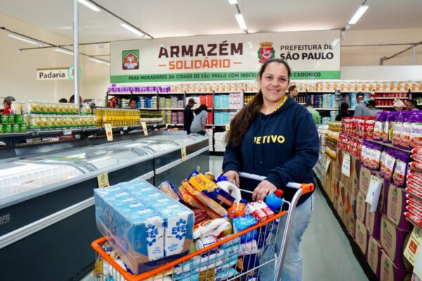 foto de uma mulher em um supermercado 