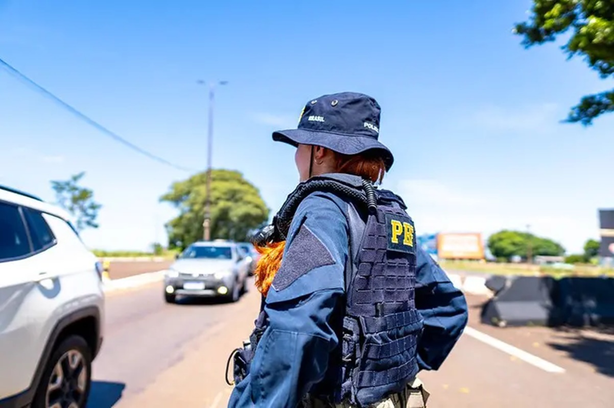 Vítima pula de carro em movimento durante sequestro relâmpago. Vídeo