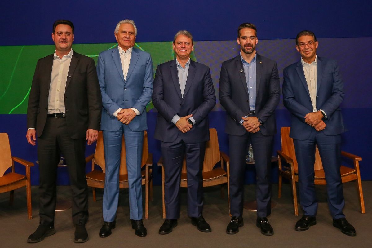 Articulação de governadores “exclui” Bolsonaro e irrita aliados do clã
