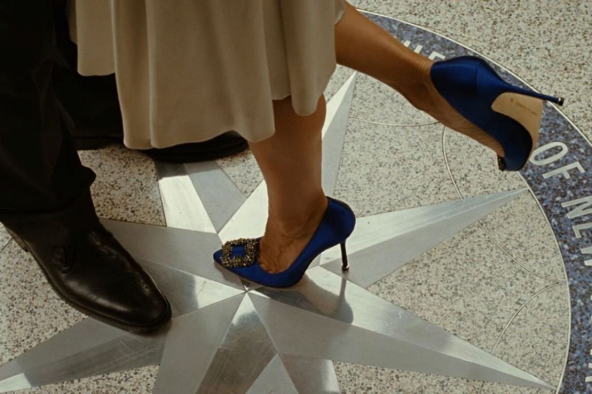 Sapato azul Manolo Blahnik do casamento de Carrie Bradshaw com o Mr. Big - Metrópoles