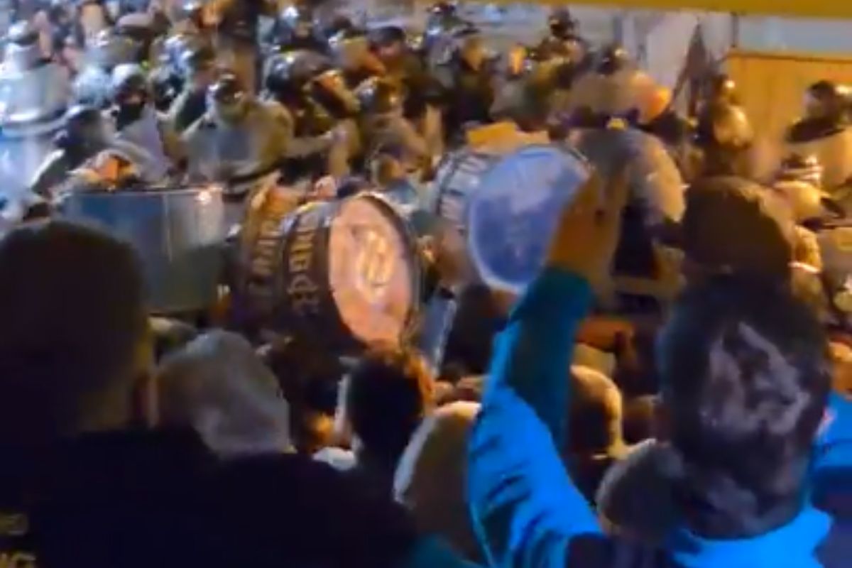 Torcedores do Racing ficam presos em estádio por 8 horas após jogo