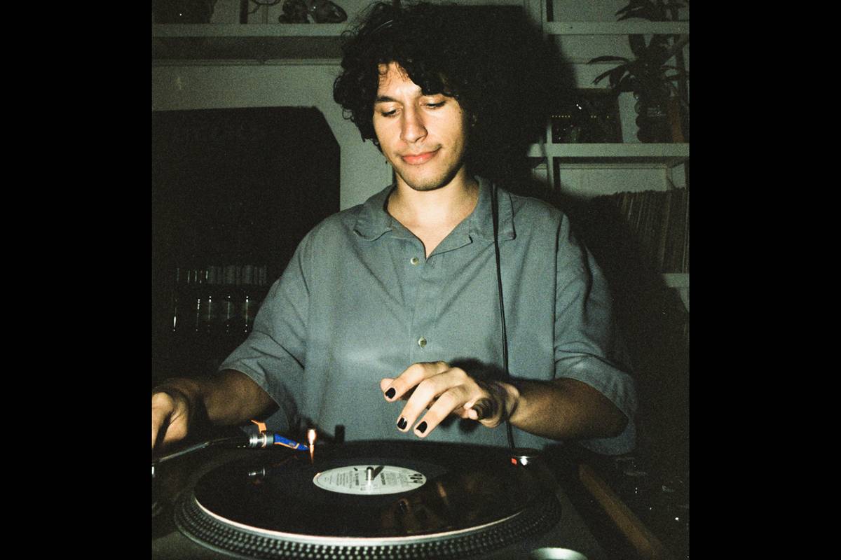 DJ Uiu tocando com disco de vinil - Metrópoles
