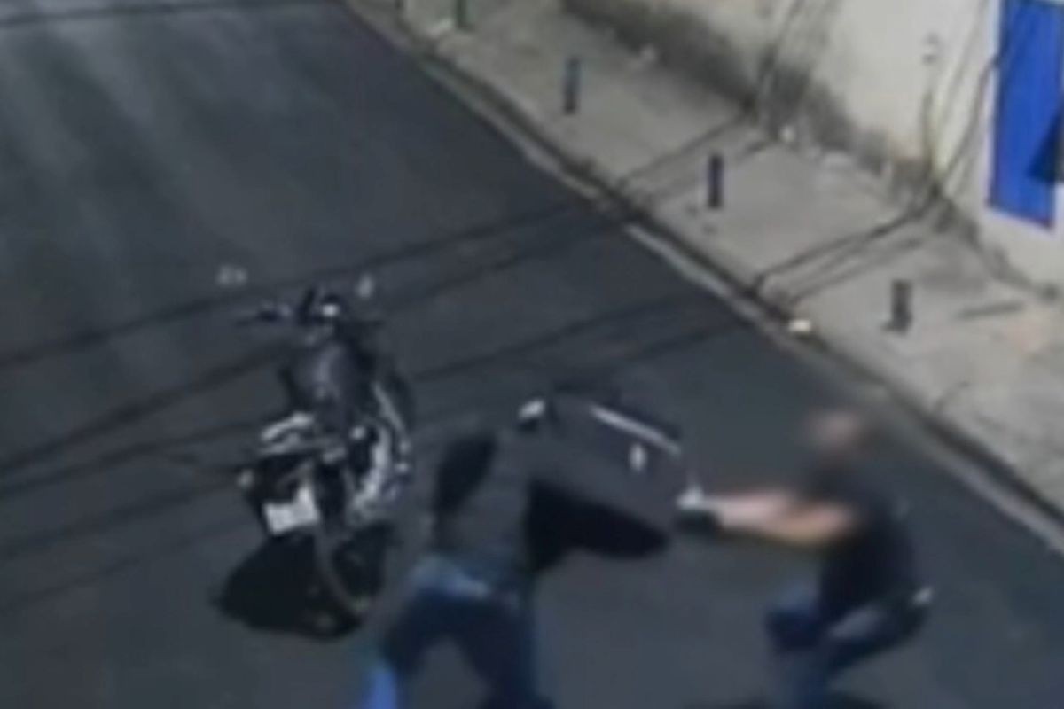 Veja momento em que homem luta com ladrão por aliança e leva 3 tiros