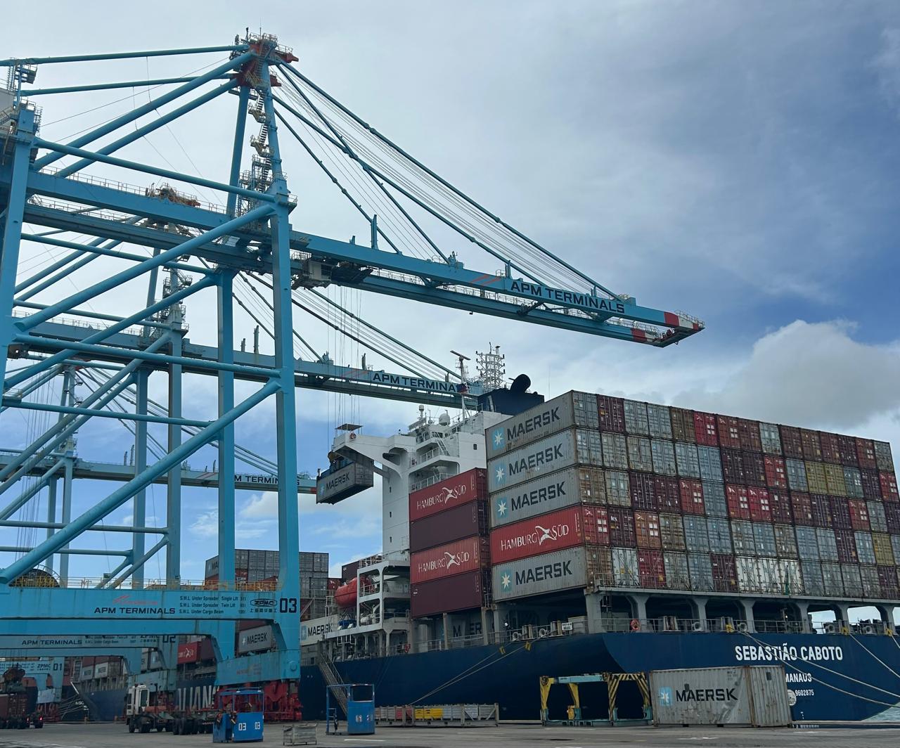 Porto do Pecém bate recorde histórico e impulsiona economia cearense 7 Vista do pátio de estocagem e embarque de placas de aço