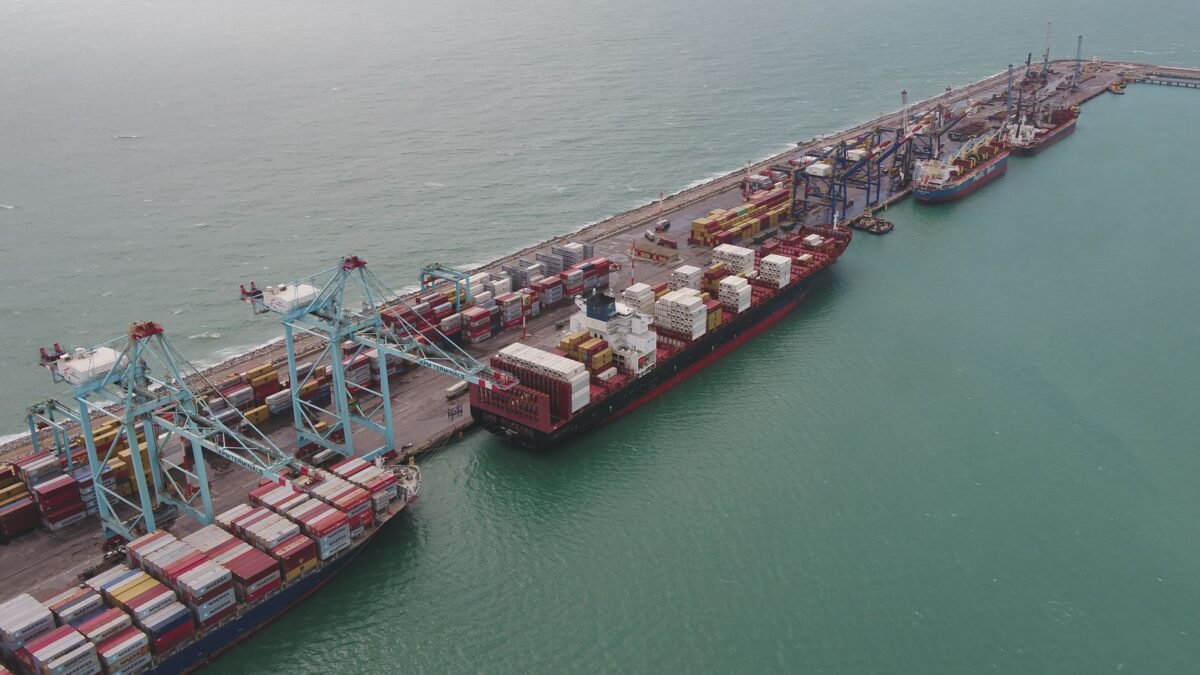 Porto do Pecém bate recorde histórico e impulsiona economia cearense 8 Vista aérea do cais principal do Porto do Pecém