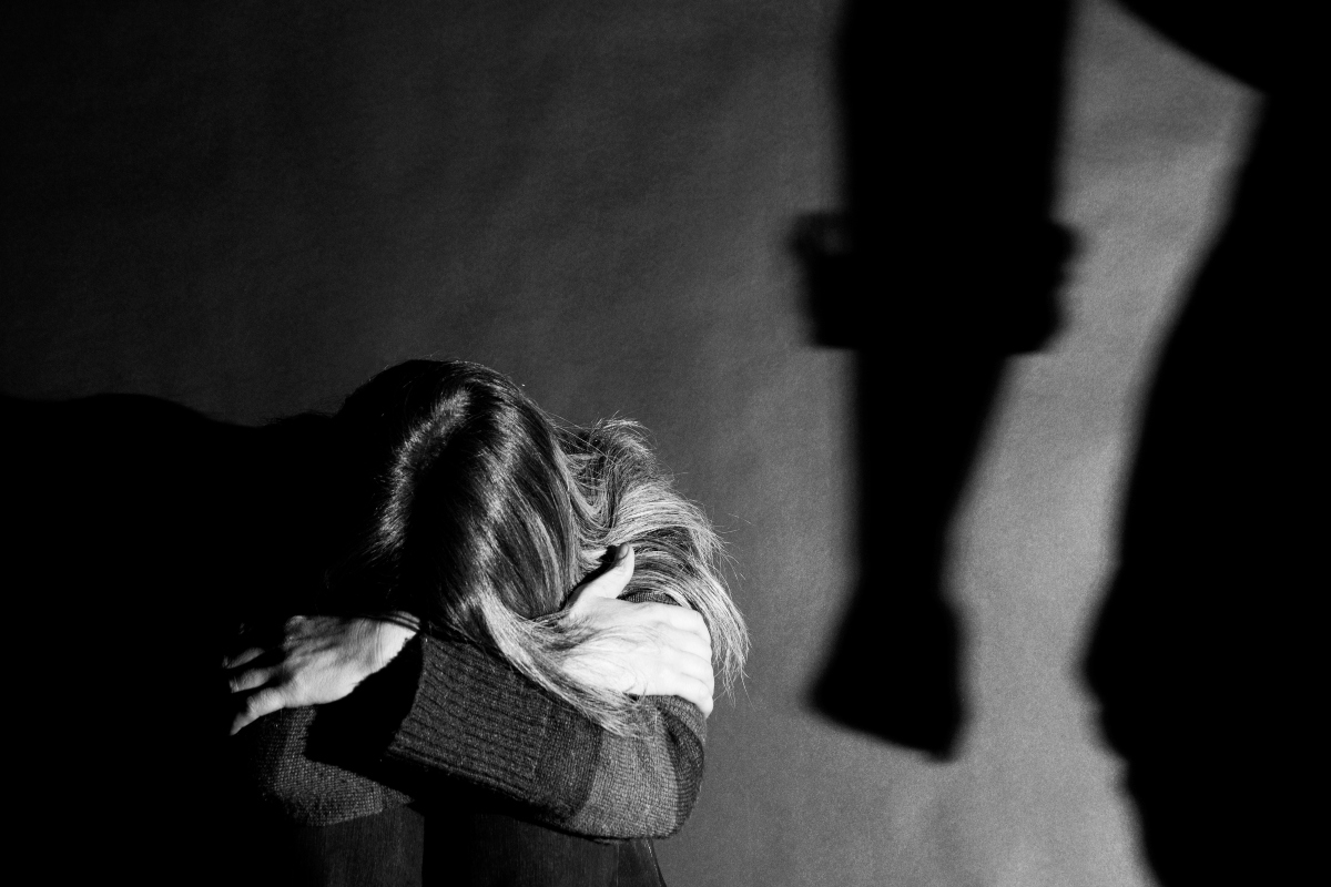 DF: mulher é empurrada por homem de escada e bate a cabeça na parede