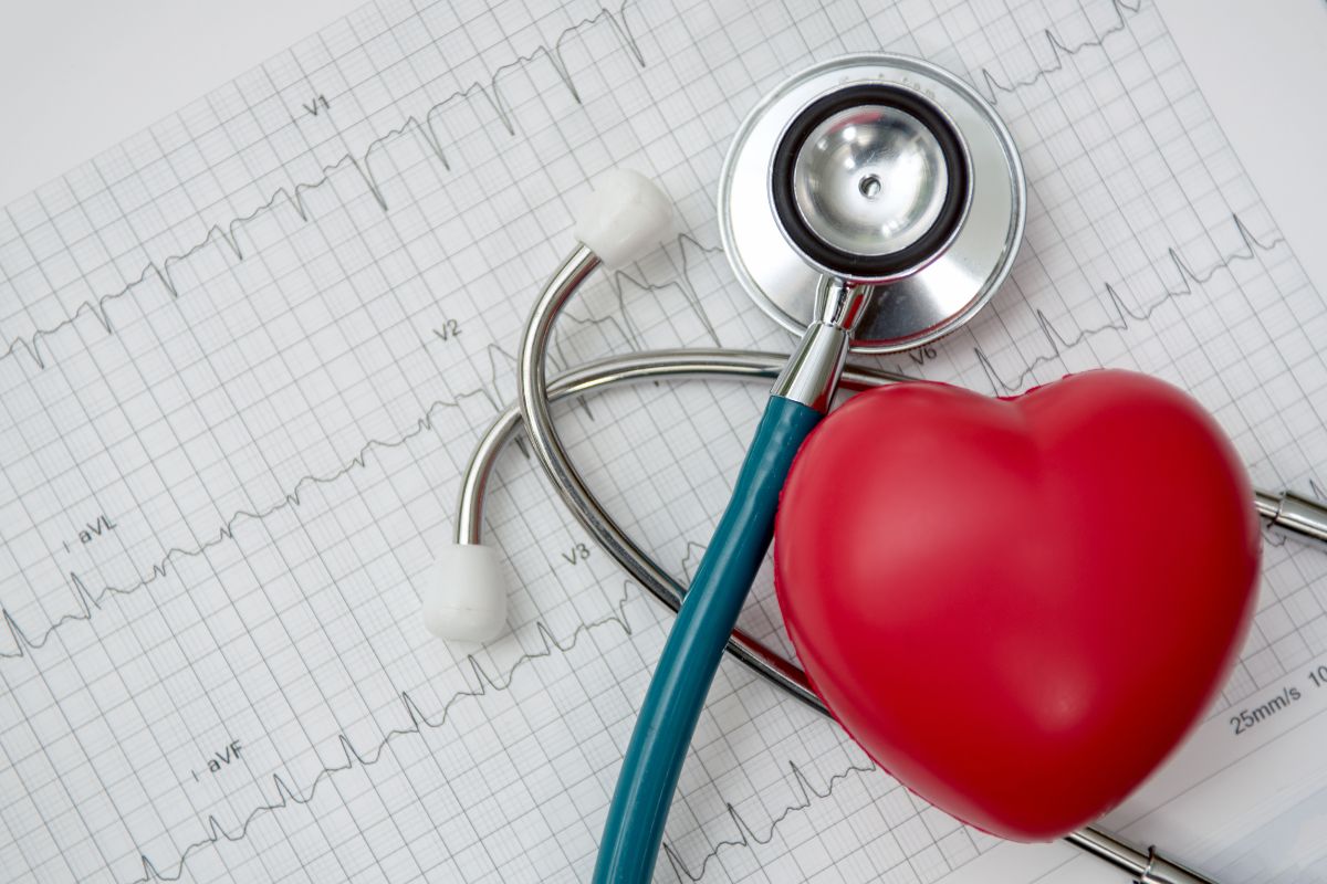 Síndrome do coração partido: como o estresse emocional afeta o órgão 3 Coração vermelho em cima de um estetoscópio médico azul.