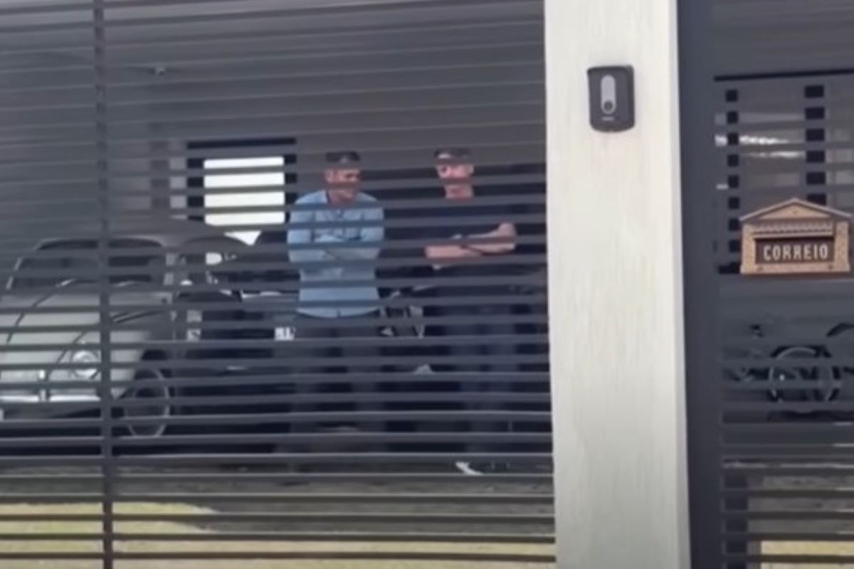 Em prisão domiciliar, Bolsonaro é filmado na garagem de casa. Vídeo
