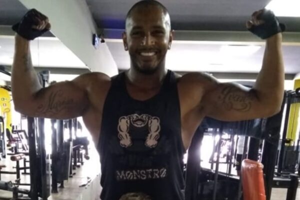 Foto colorida homem fazendo força mostrando os músculos
