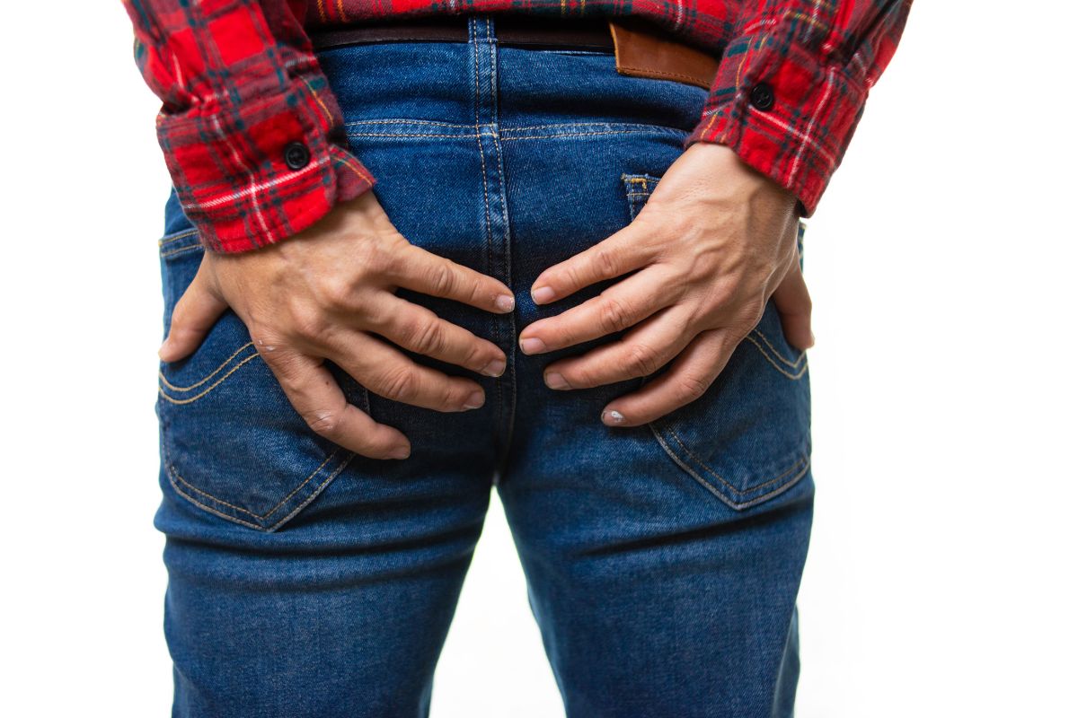 foto colorida homem segurando os glúteos
