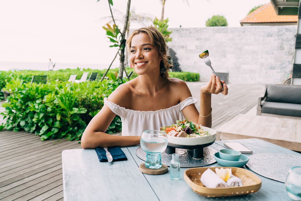 Farbfoto einer Frau, die alleine in einem Restaurant isst