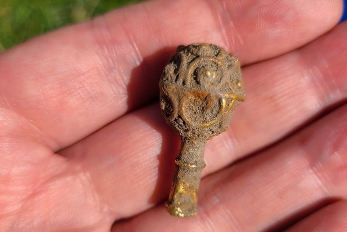 Imagem colorida de item de ouro do século 9 encontrado na Inglaterra - Metrópoles 