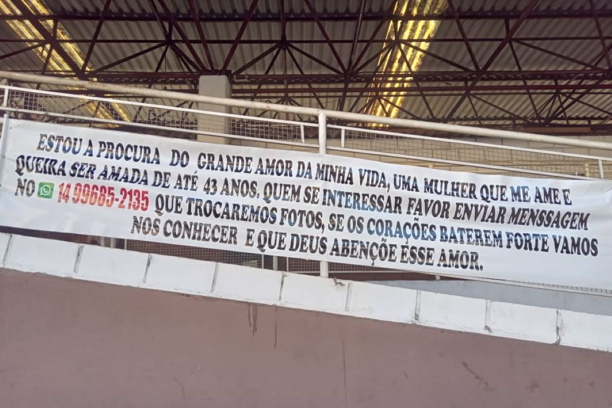 Solteiro coloca faixa em terminal de ônibus em busca de um amor