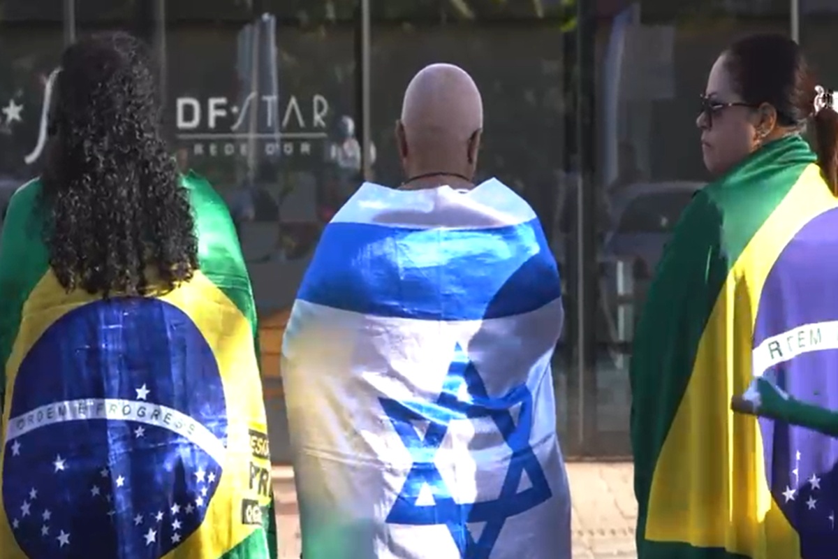 Com bandeira de Israel, apoiadores esperam Bolsonaro em hospital