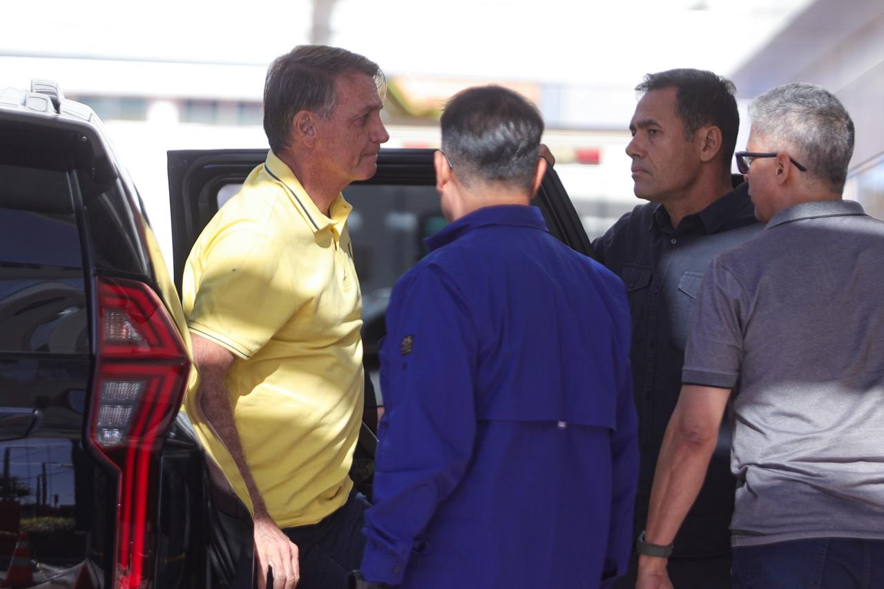 Jair Bolsonaro deixa Solar de Brasília e chega a hospital para exames