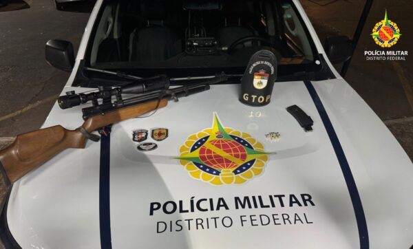 capô de uma viatura com uma arma em cima - Metrópoles