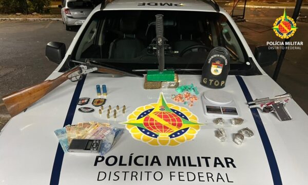 Capô de uma viatura com vários itens - Metrópoles