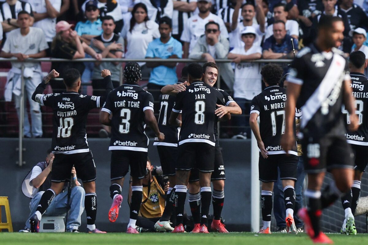 A bola saiu? Vasco marca gol polêmico contra o Santos