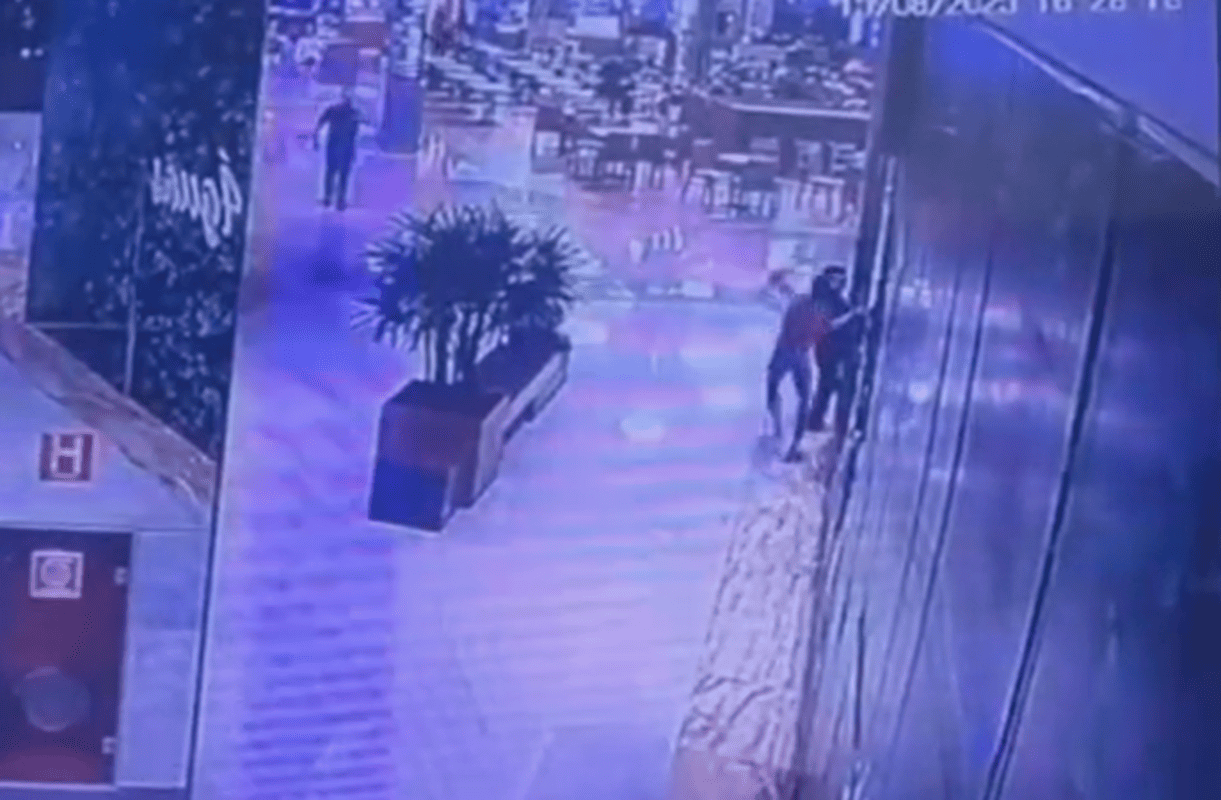 Homem espanca mulher pelas costas em shopping de Taguatinga. Vídeo |  Metrópoles