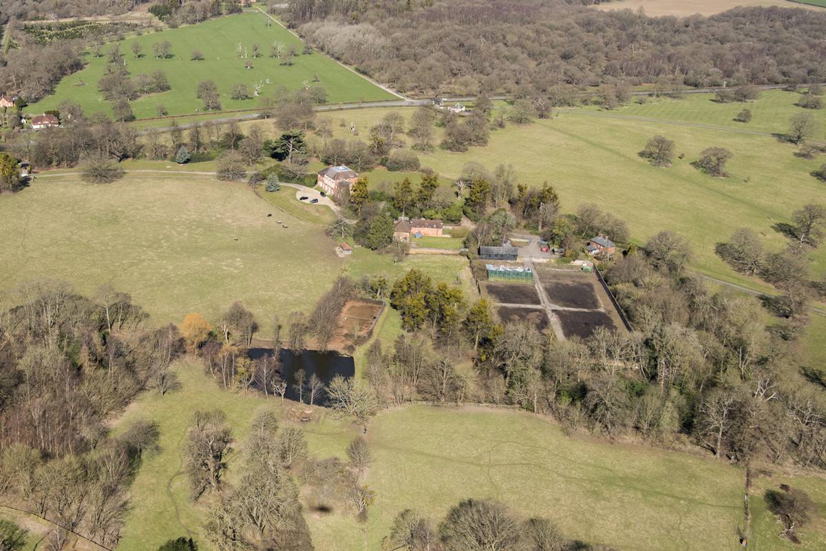 Foto colorida de vista superior de casa de campo - Metrópoles
