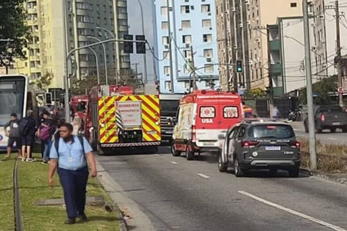 Ciclista fica gravemente ferido após ser prensado por VLT no litoral de SP