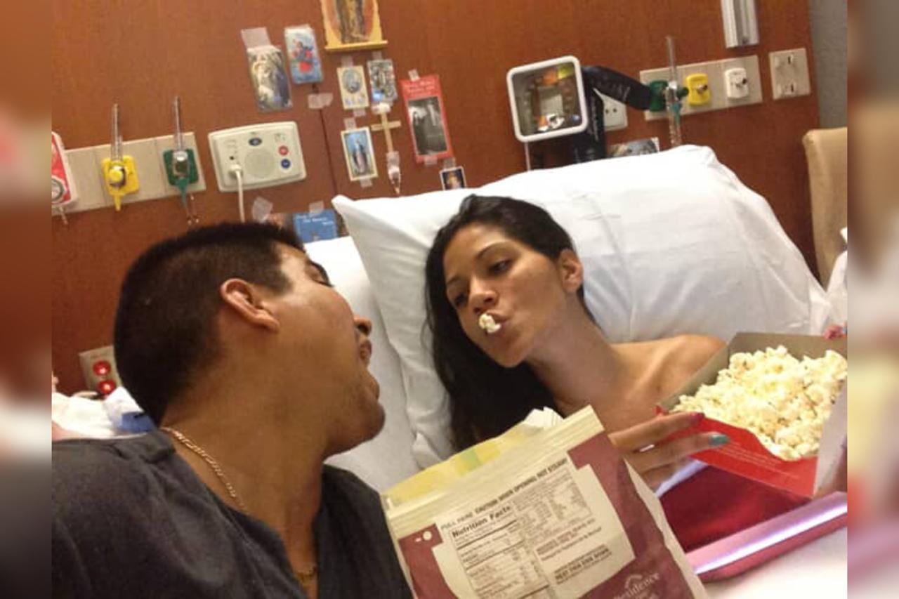 Dayana Costa comendo pipoca