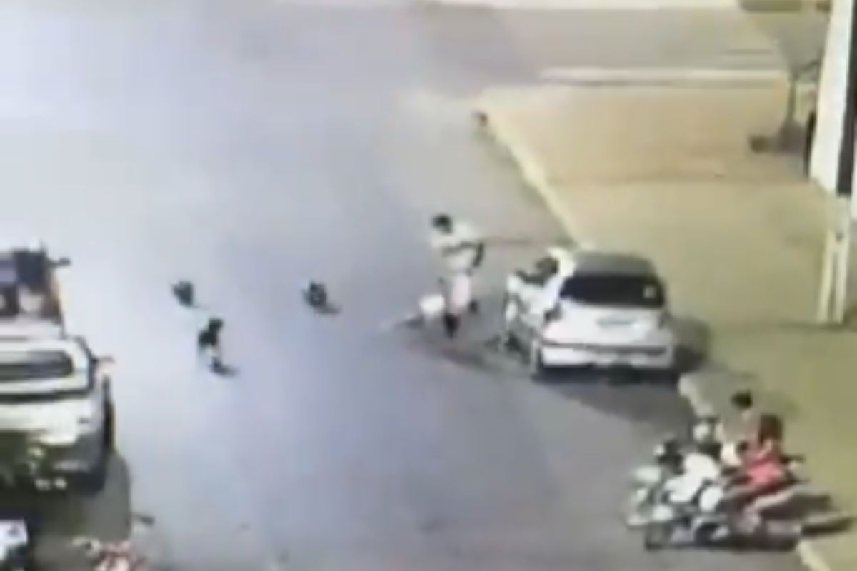 Homem se recusa a ir embora de festa e agride esposa na rua. Vídeo
