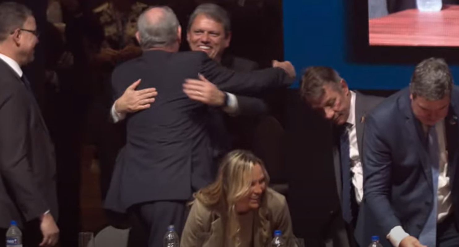Os abraços de Ciro Gomes e Tarcísio; veja vídeo