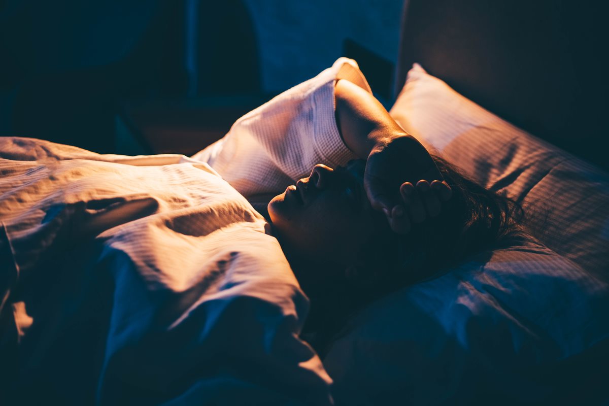 foto colorida de mulher deitada sem conseguir dormir - Metrópoles. 