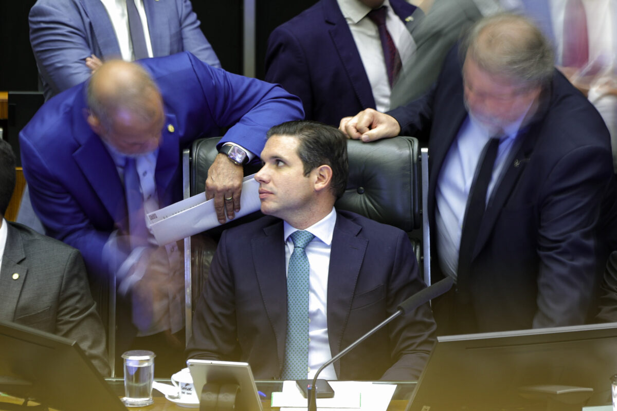 Motta faz manobra e libera votação on-line da PEC da Blindagem