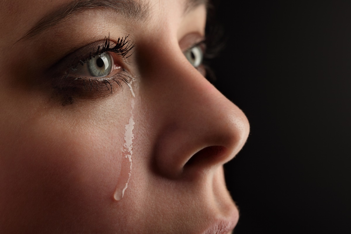 Foto colorida de mulher chorando: segura/choro