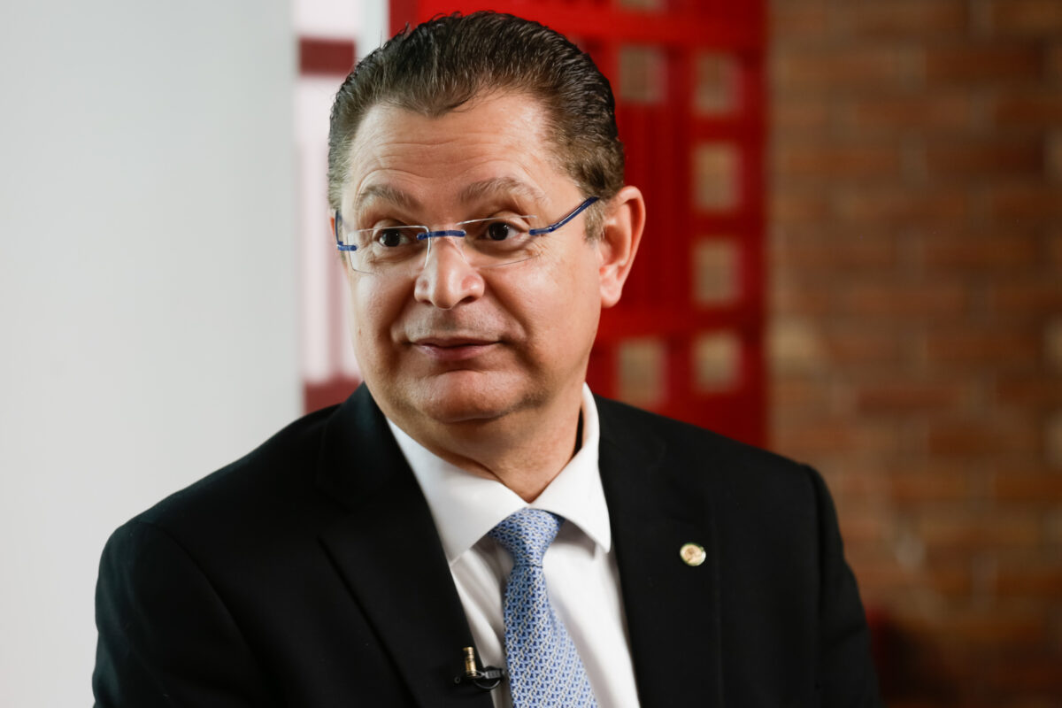 Sóstenes chama Moraes de “endemoniado” em vigília por Bolsonaro