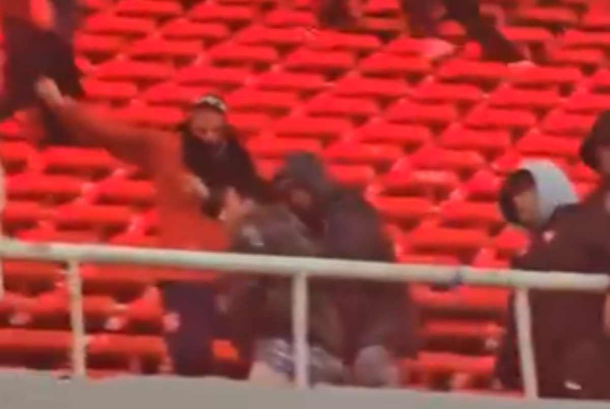 Partida da Sul-Americana é suspensa após confusão entre torcidas