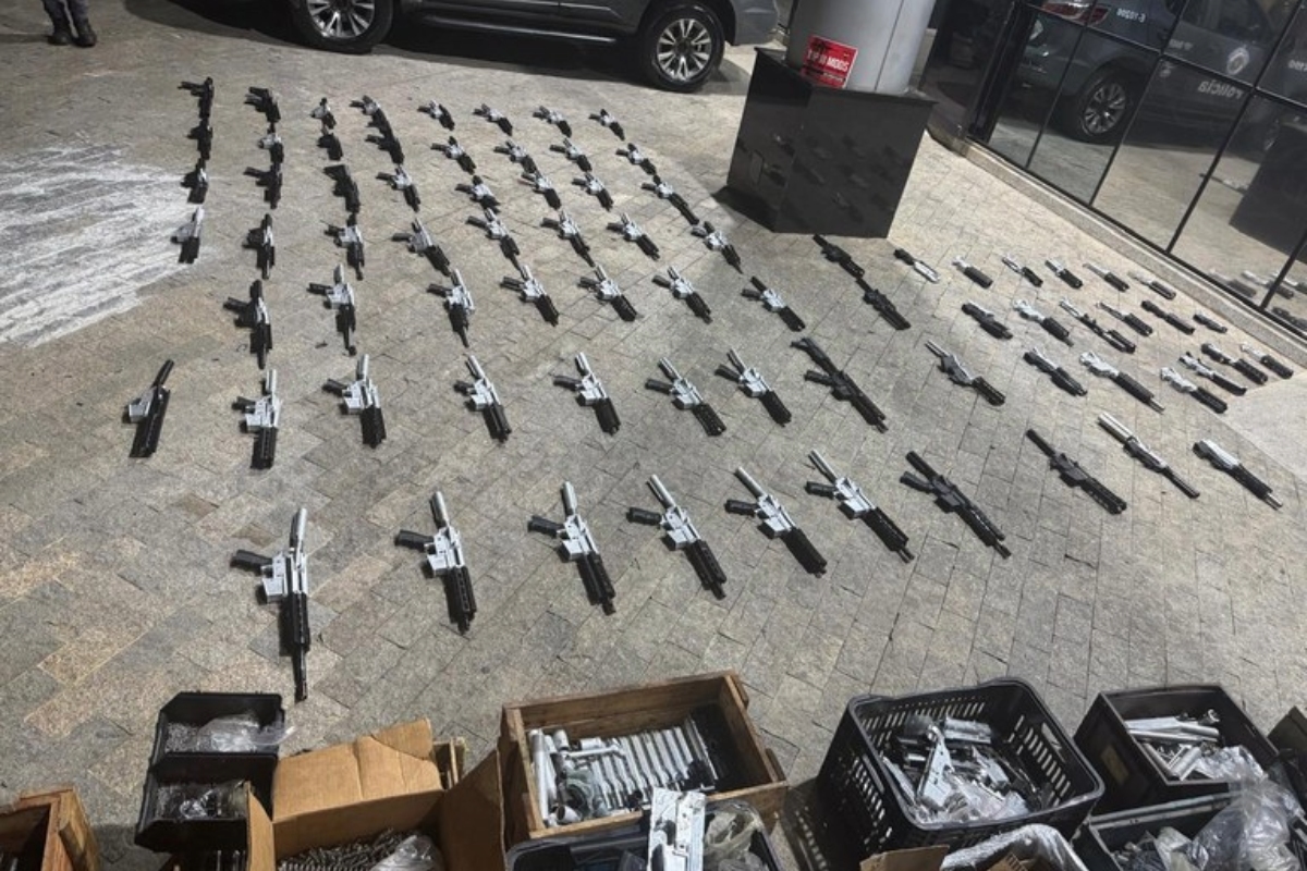 Fábrica de armas de guerra fechada pela polícia abastecia PCC e CV