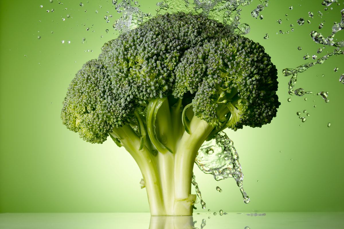 Foto colorida de jato de água jogado em brócolis - Metrópoles