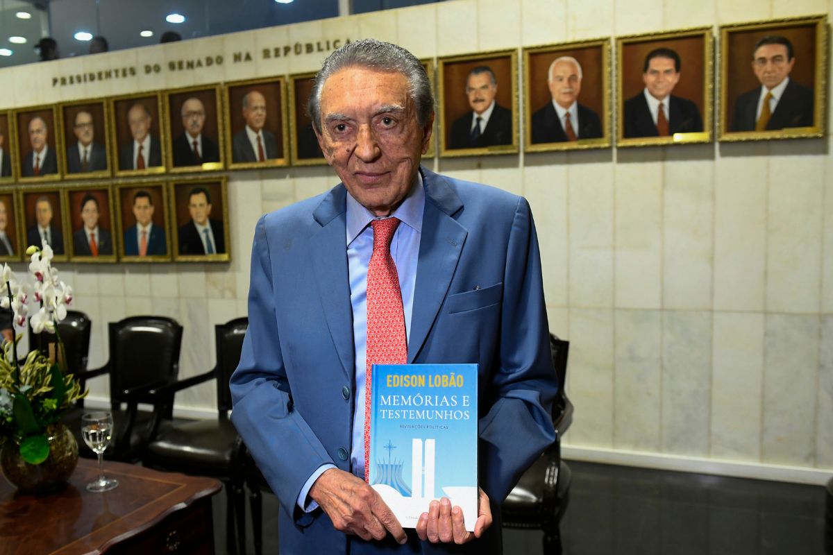 Edson Lobão lança livro com revelações políticas que vão de JK a Dilma