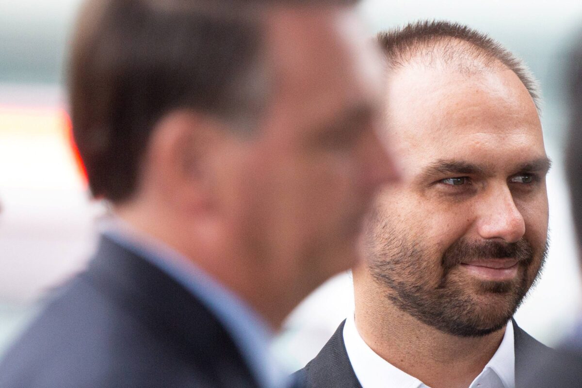 Bolsonaro parou de conversar com Eduardo para obedecer STF, diz defesa