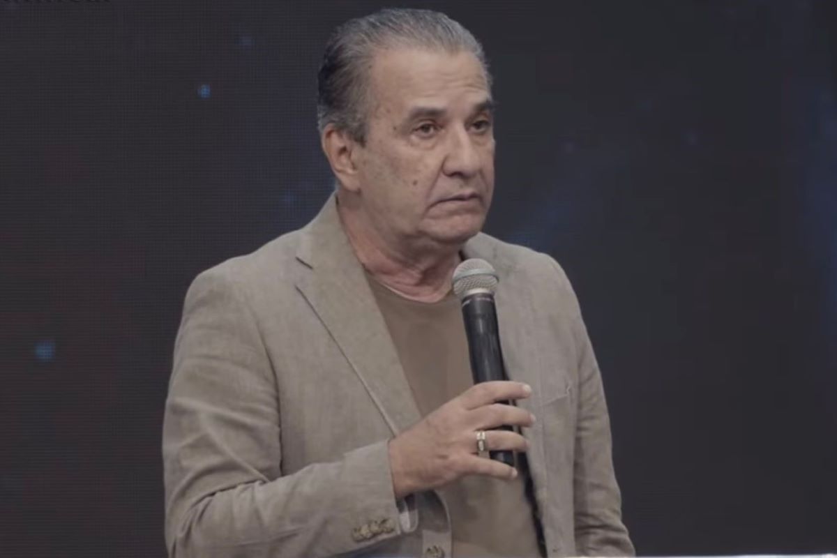 Imagem colorida de pastor Silas Malafaia pregando em culto