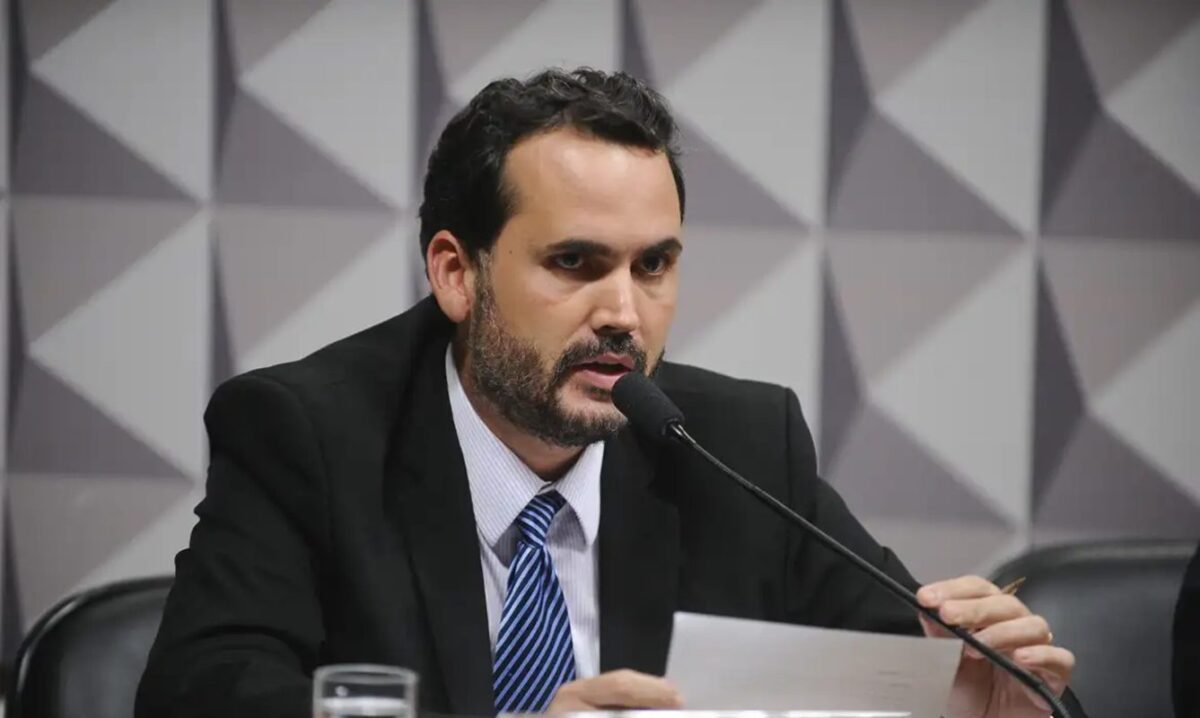 Imagem colorida do economista Bruno Moretti - Metrópoles