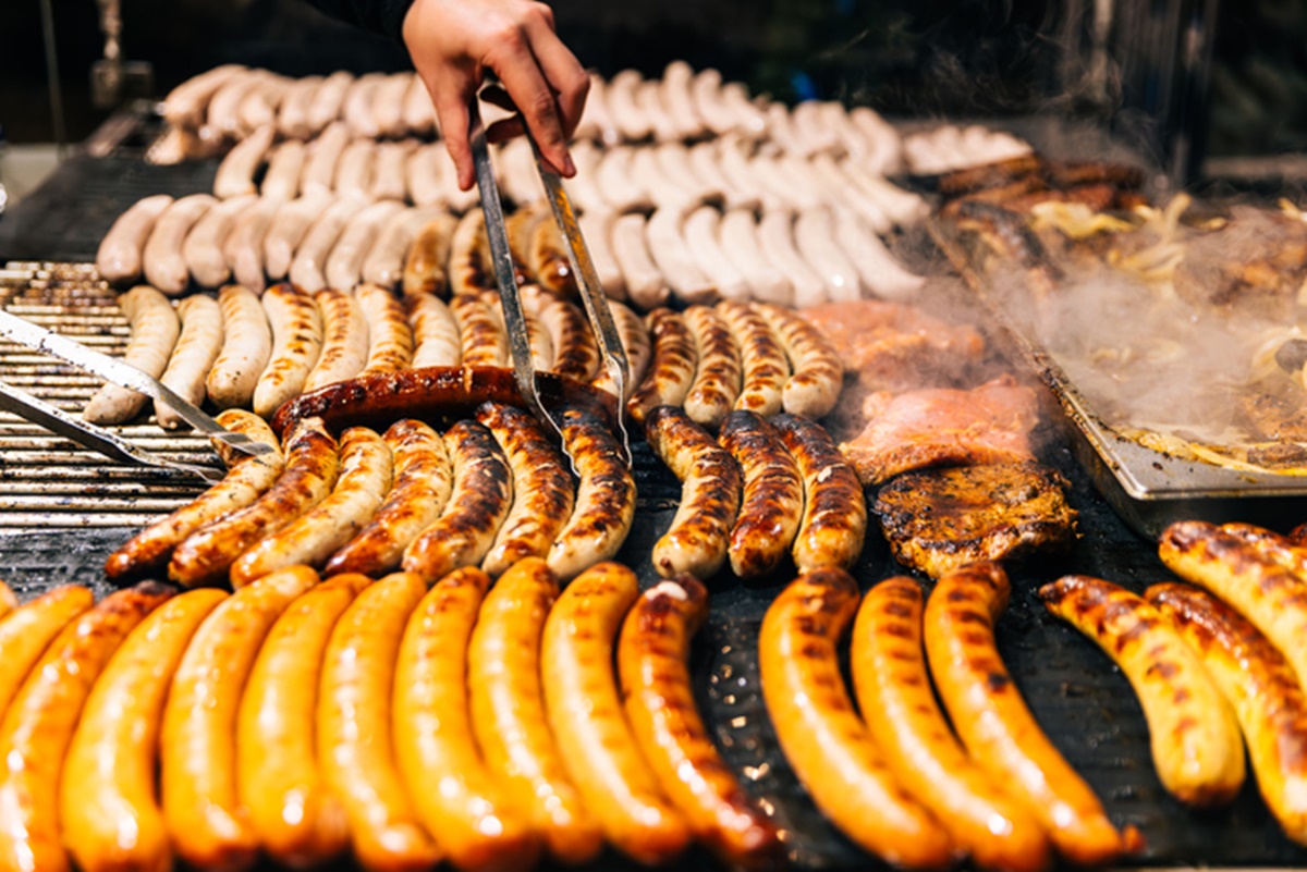 Foto de churrasqueira com linguiça - Metrópoles