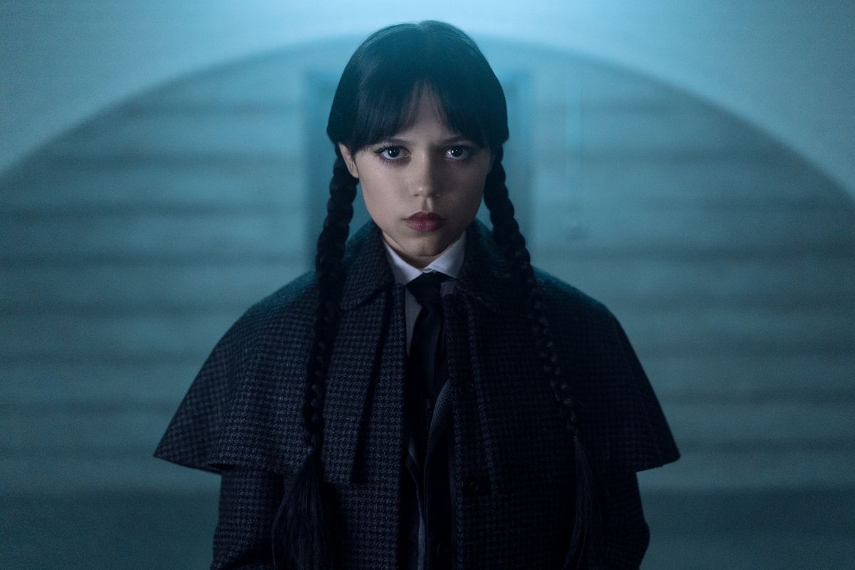 foto com cor. jenna ortega como wandinha addams - metrópoles