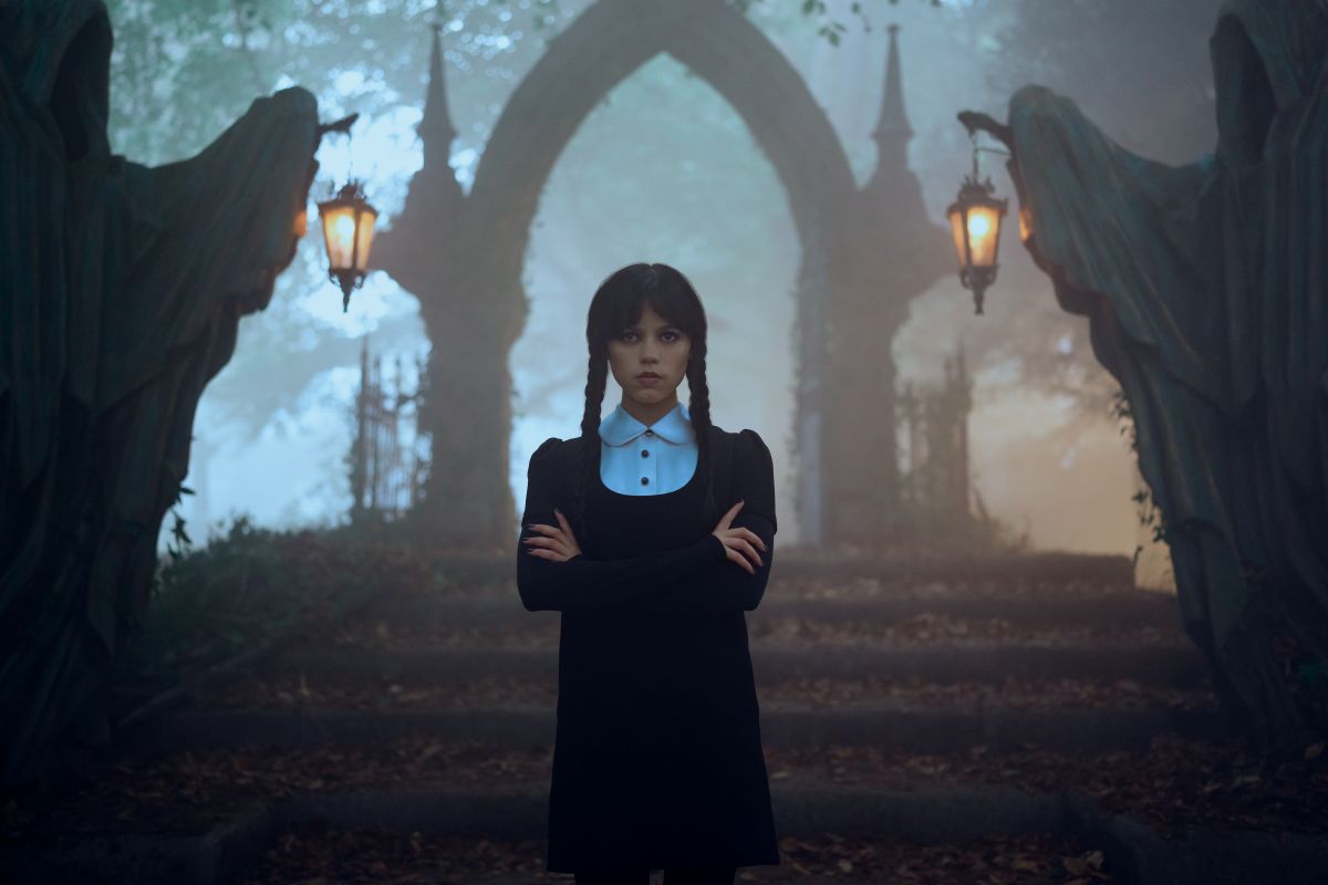 foto com cor. jenna ortega como wandinha addams - metrópoles