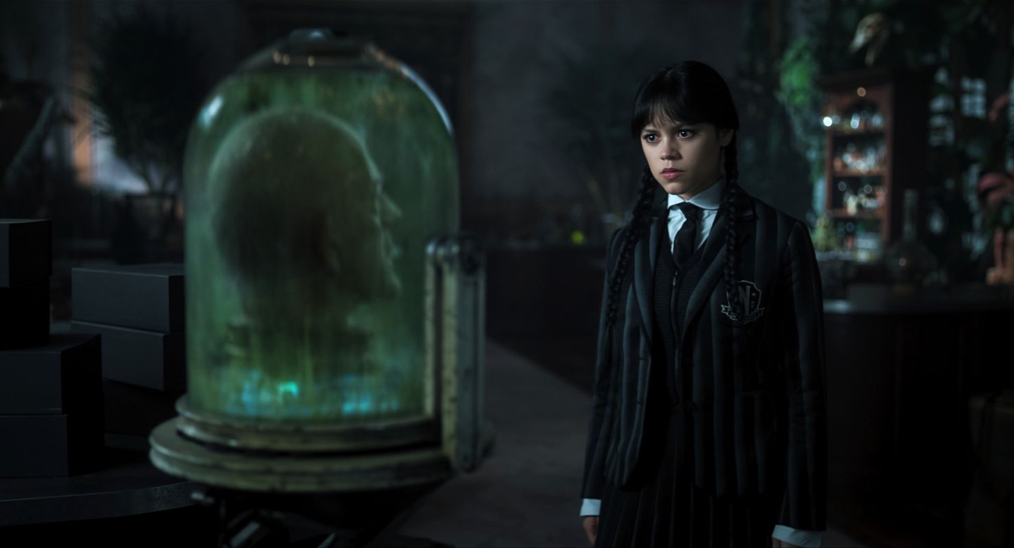 foto com cor. jenna ortega como wandinha addams - metrópoles
