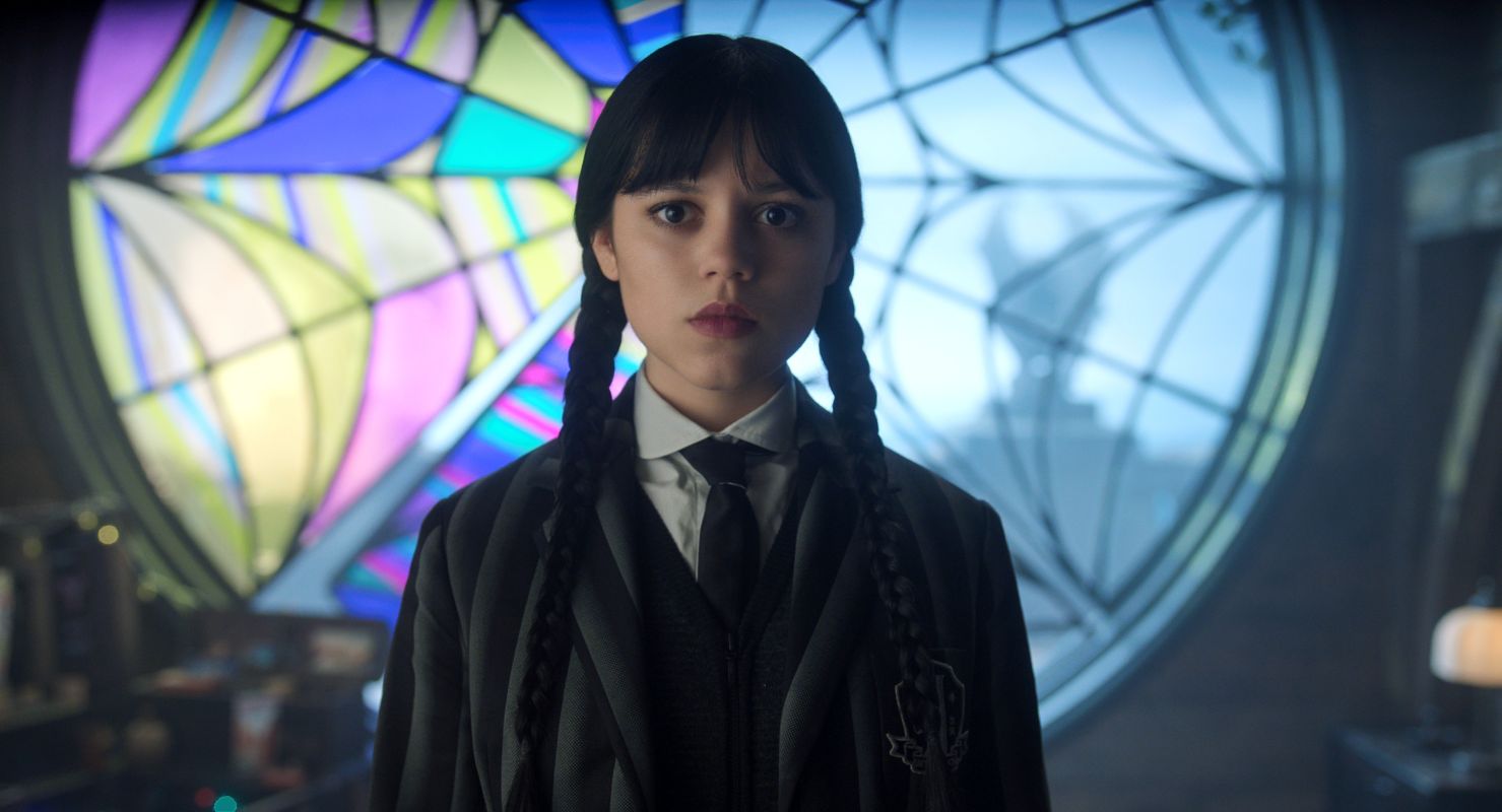 foto com cor. jenna ortega como wandinha addams - metrópoles