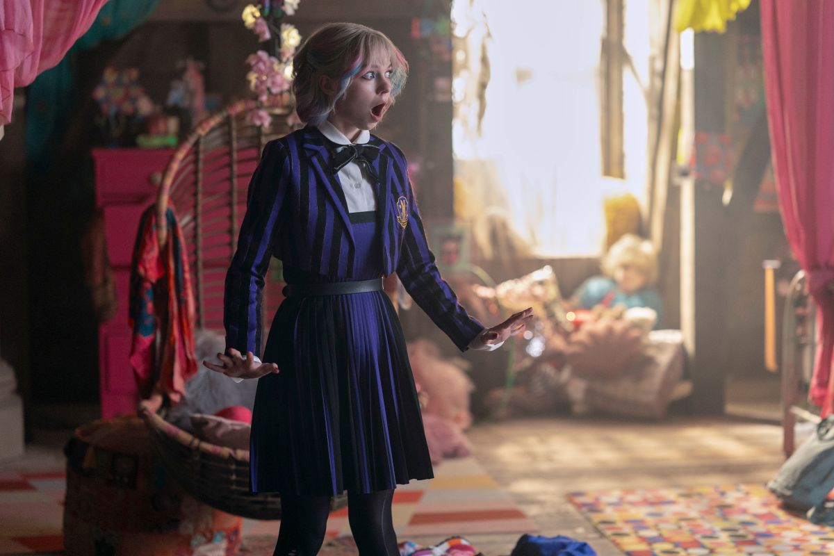 foto com cor. enid sinclair na série wandinha - metrópoles