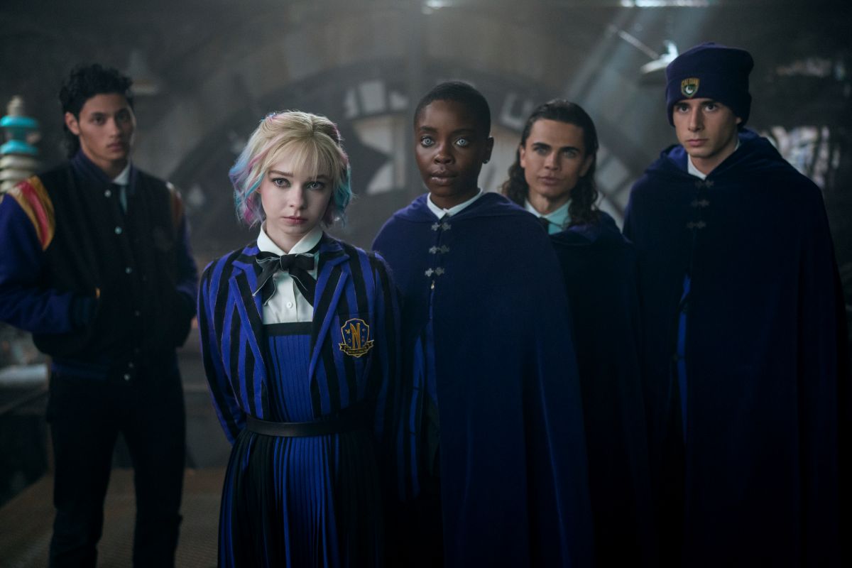 foto com cor. enid sinclair na série wandinha - metrópoles