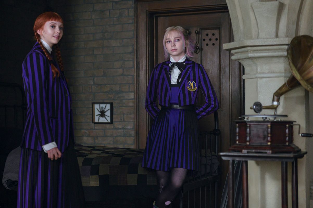 foto com cor. enid sinclair na série wandinha - metrópoles