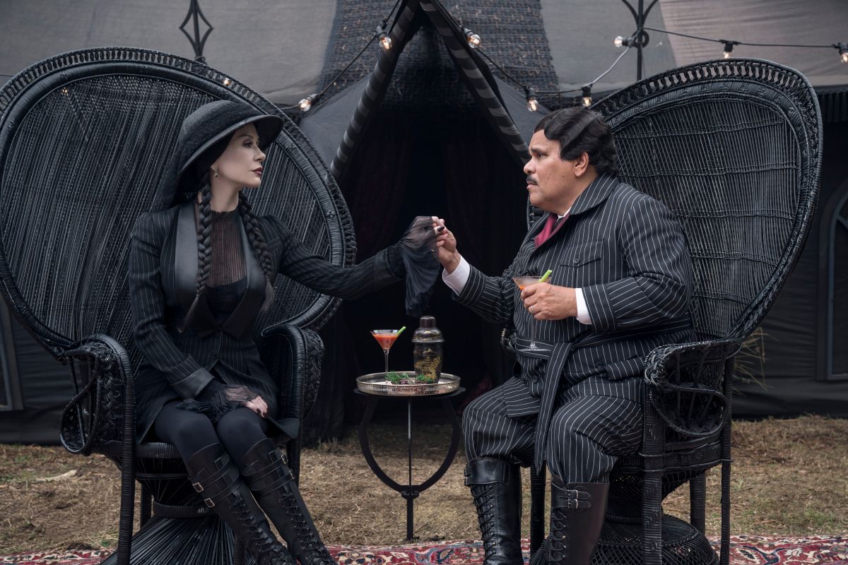 foto com cor. mortícia e gomez addams - metrópoles