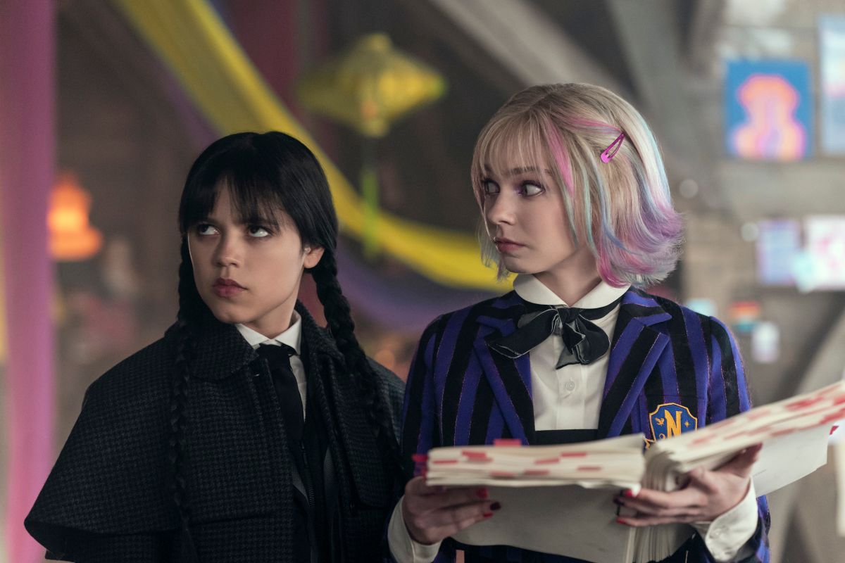 foto com cor. still da série wandinha - metrópoles